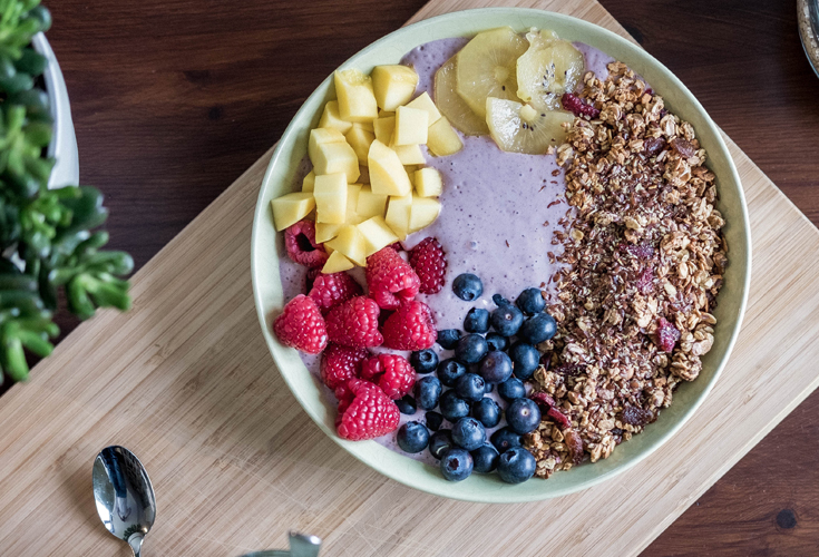 Having trouble sticking to your diet? Sacrificing snacks to cut back on calories? Big mistake! Check out these nutritionist-recommended 12 secret healthy snacks for weight loss and start shedding pounds today!