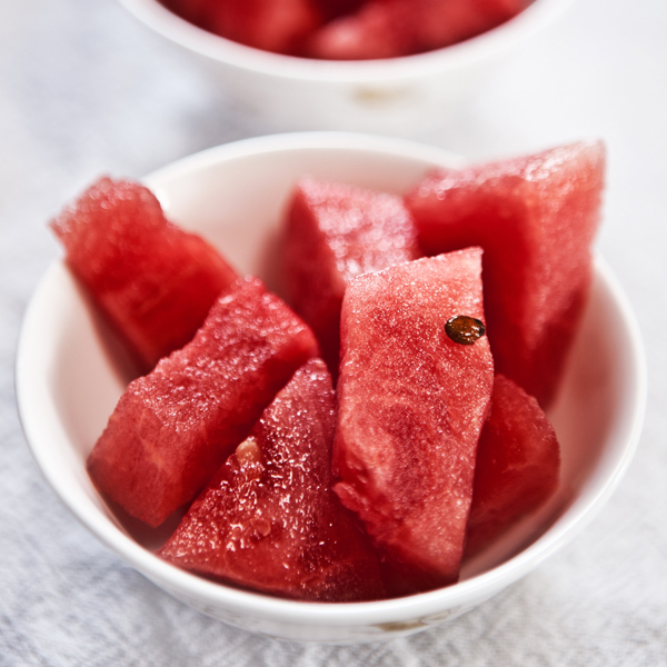 Try to find the best ways to lose weight? Eating these metabolism-boosting superfoods will help you naturally burn crazy amounts of fat. #superfood #diet #healthysnacks