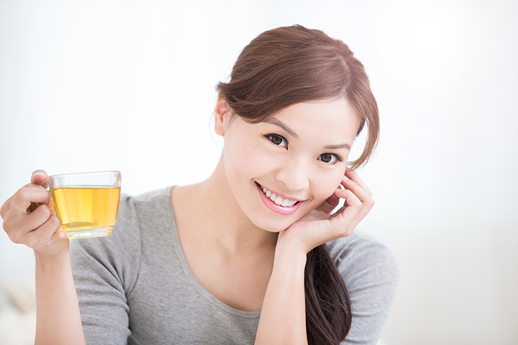 We’ve heard that abs are made in the kitchen, but do you know the recipe for it? To get the strong and shaped core you’ve been dreaming of, you need to rid your diet of junk and eat food that will not only boost your metabolism but also burn the unwanted fat you have stored up.