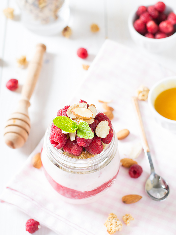 Having trouble cutting back calories? Skipping snacks then finding yourself feeling low and craving less healthy options? Pick from these 100 calorie healthy snacks nutritionists love to reach your weight loss goals!