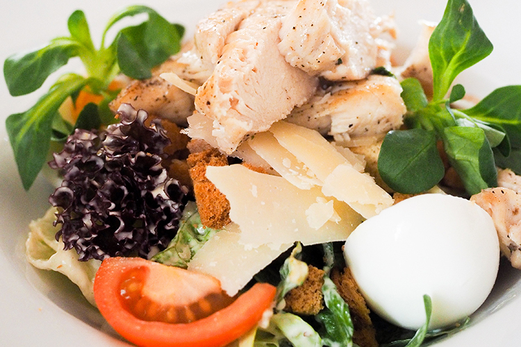 I've gotta tell you about these easy, no-exercise weight loss tips to burn fat! Make these simple changes to your diet and lifestyle to slim down and get that beach-bod for summer without setting a foot in the gym!