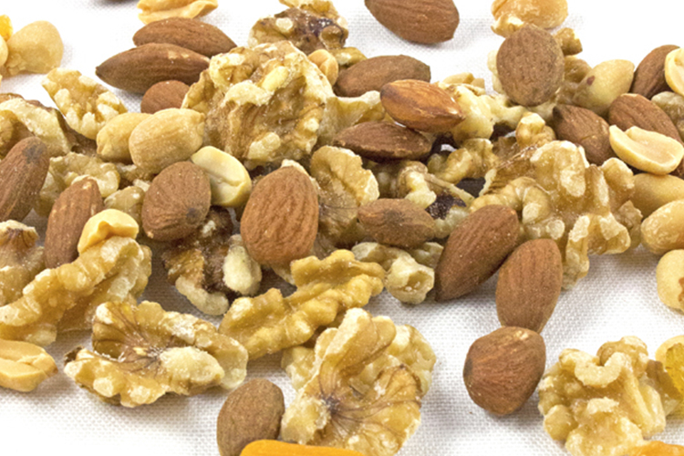 I've gotta tell you about these easy, no-exercise weight loss tips to burn fat! Make these simple changes to your diet and lifestyle to slim down and get that beach-bod for summer without setting a foot in the gym!