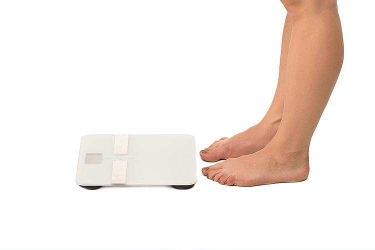 I've gotta tell you about these easy, no-exercise weight loss tips to burn fat! Make these simple changes to your diet and lifestyle to slim down and get that beach-bod for summer without setting a foot in the gym!