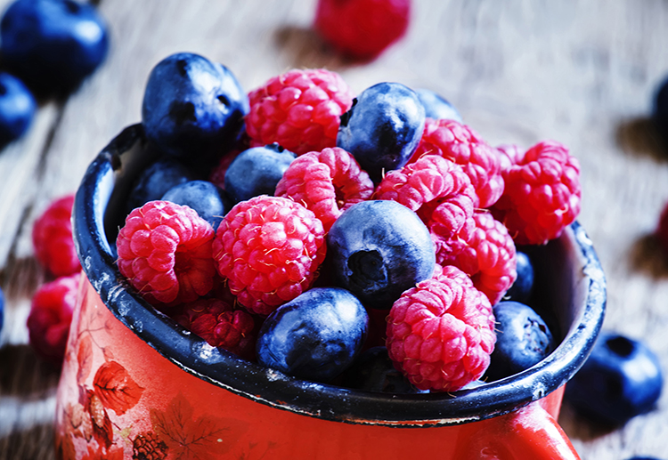 7 Foods You MUST Eat If You Want A Flat Belly. Get a flat stomach by filling your plate with more of these healthy and nutritious foods. #flatbelly #healthyeating #flatstomach