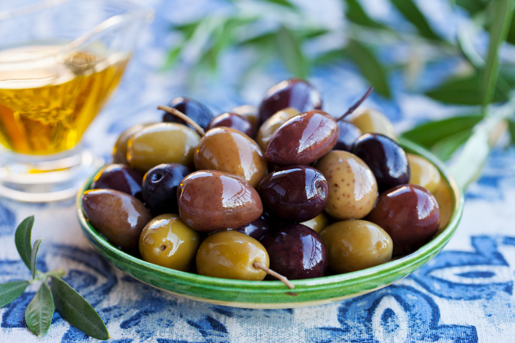 10 Easy On-The-Go Keto Snacks To Keep You in Ketosis